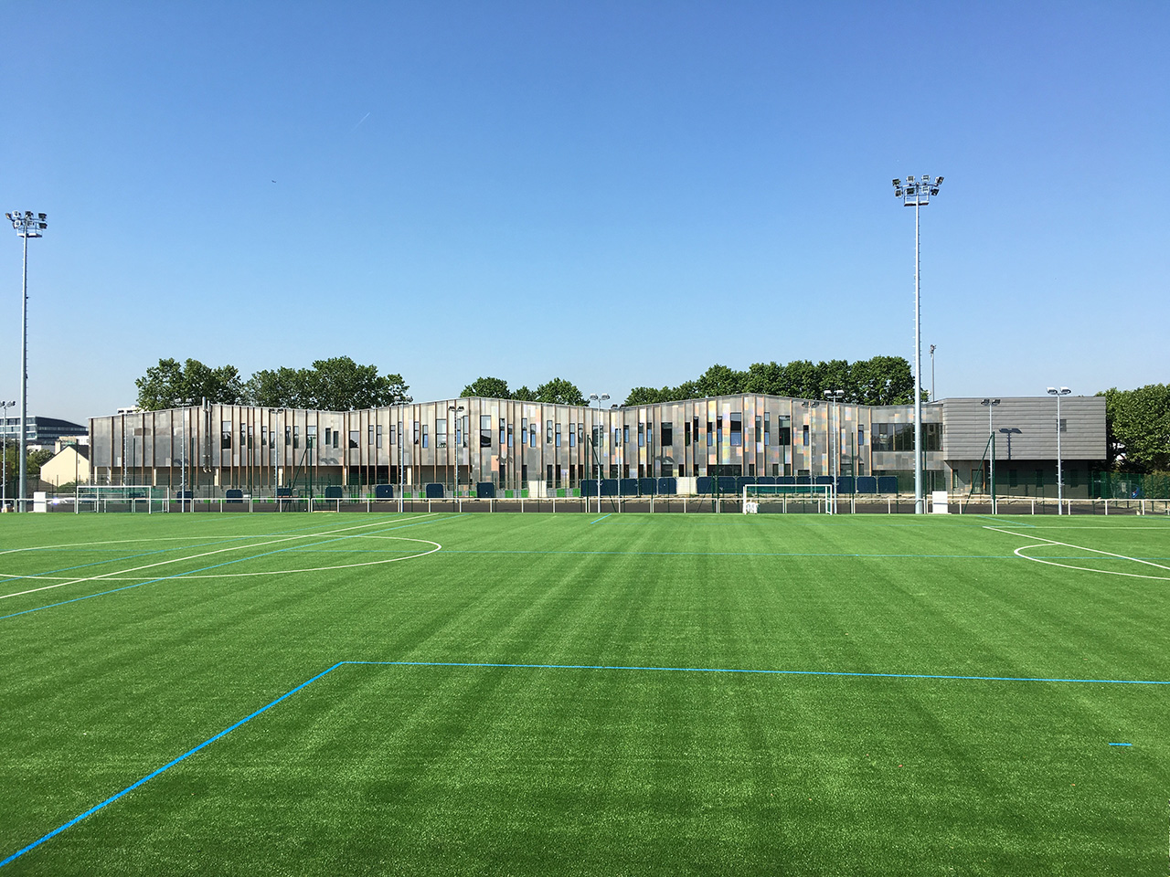 archi5-Bezons-GroupeScolaireAngelaDavis-TerrainSport